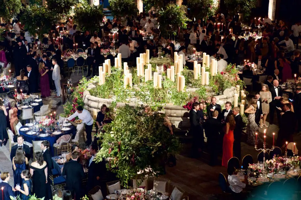 Some 700 black-tie attired guests joined the wedding party at Colegio de San Ignacio de Loyola Vizcaínas. (Photo by Graciela Ubando)