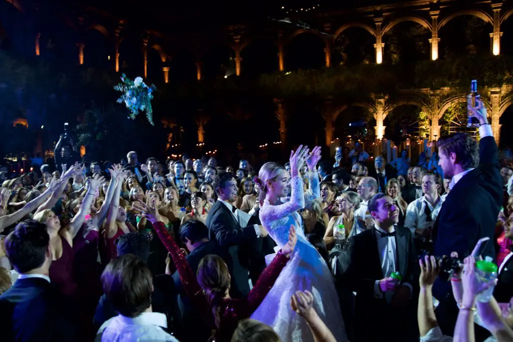 Dagney Gómez del Campo Neme tosses her bouquet to an excited group of ladies. (Photo by Graciela Ubando)