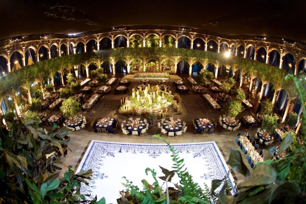 The reception was held in the primary domed courtyard of Colegio de San Ignacio de Loyola Vizcaínas. (Photo by Graciela Ubando)