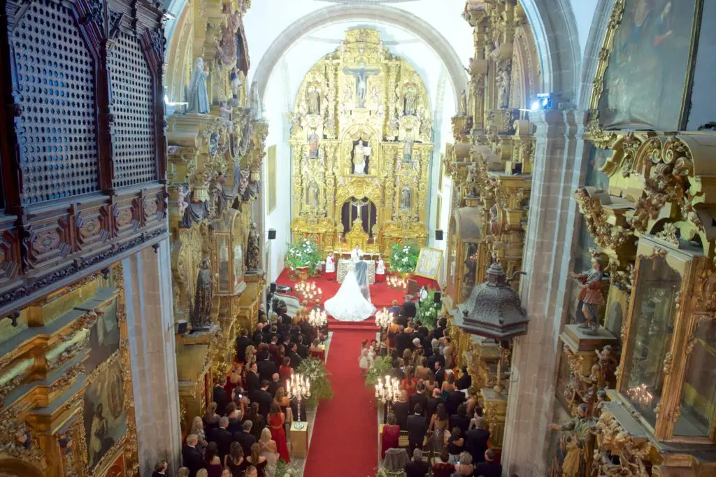 The chapel of the Colegio de San Ignacio de Loyola Vizcaínas is in the elaborate Churrigueresque style with five gilded altar pieces. (Photo by Graciela Ubando)
