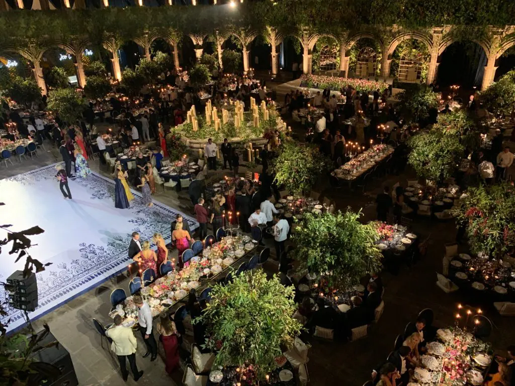 The lavish setting was just what the bride had asked of her wedding planner. (Photo by Graciela Ubando)
