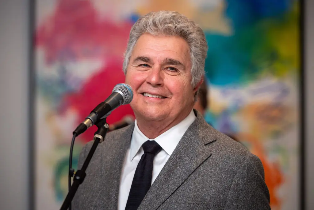 Steve Tyrell croons a tune for Italian Cultural and Community Center patrons. (Photo by Michelle Watson CatchlightGroup.com)