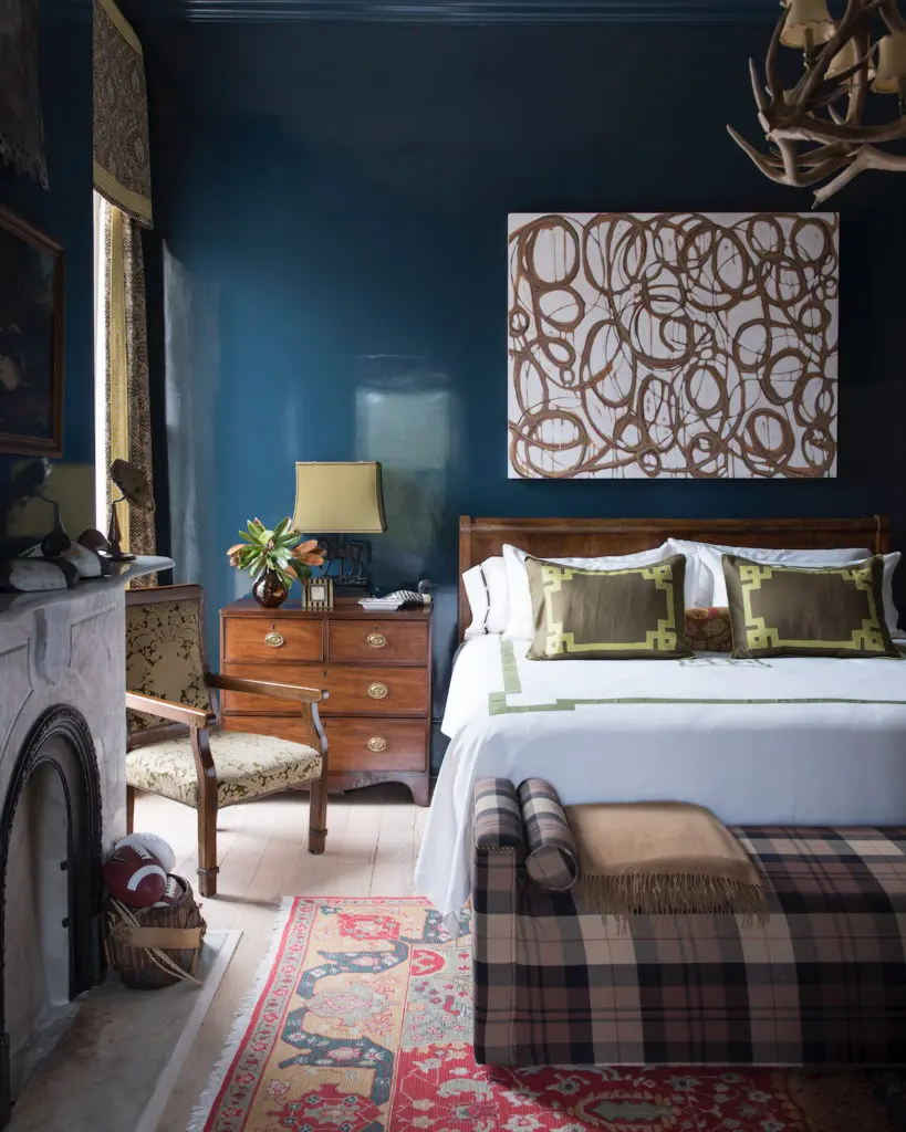 Bedroom in Jane Scott Hodges’
New Orleans house. (Photo by Paul Costello)