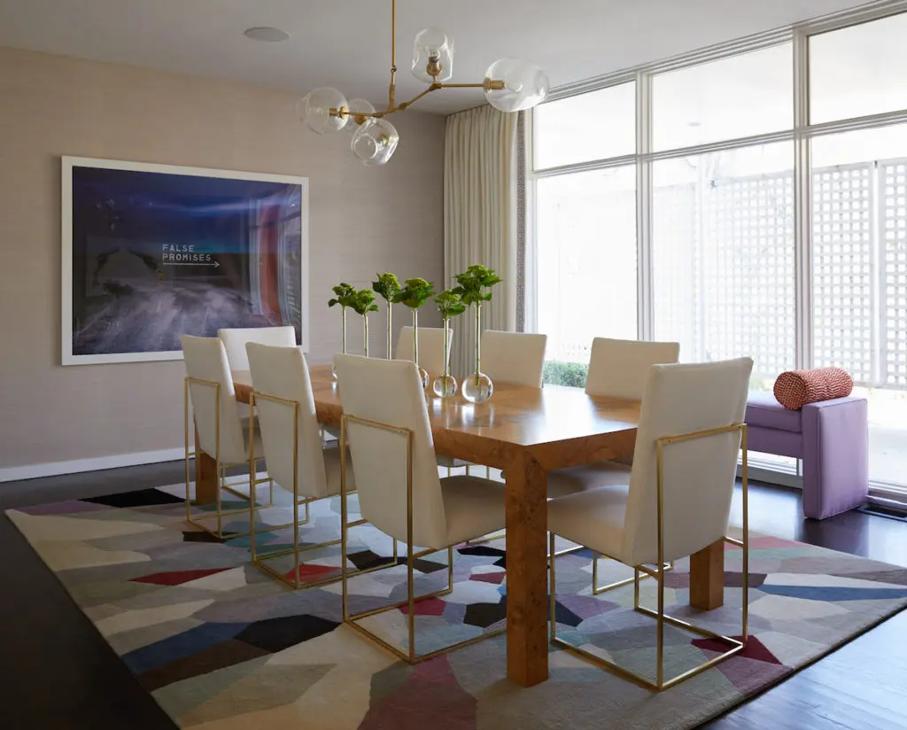 In the dining room, a Milo Baughman table from Sputnik Modern. Lawson-Fenning
chairs. Lindsey Adelman Studio chandelier. The Rug Company custom rug. Custom bench by M&J Upholstery. Joel Ross’ False Promises, 2009. (Photo by Pär Bengtsson)