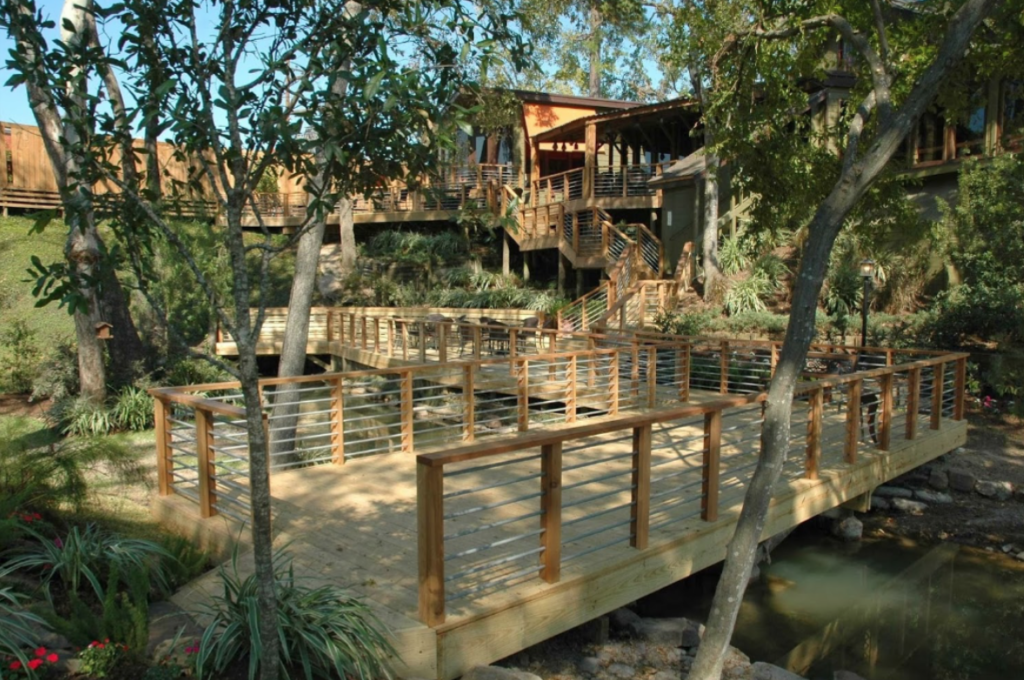 The verdant grounds of the Rainbow Lodge add to the charming and decidedly romantic atmosphere.