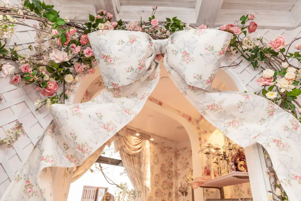 A traveling floral bow installation serves as a perfect photo-op.  (Photo by WJNPHOTO)