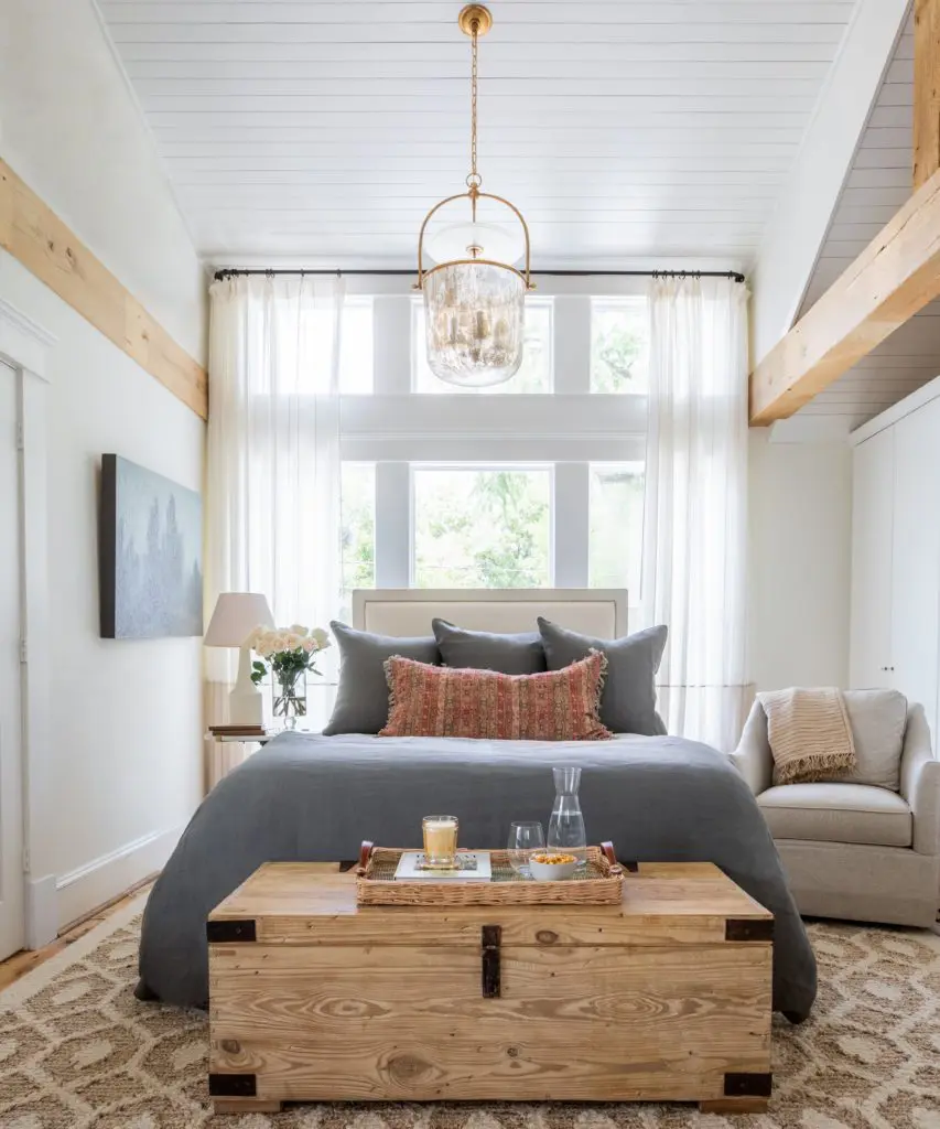Flanigan's guest house with different bedding, rug and furniture. (Photo courtesy Marie Flanigan Interiors)