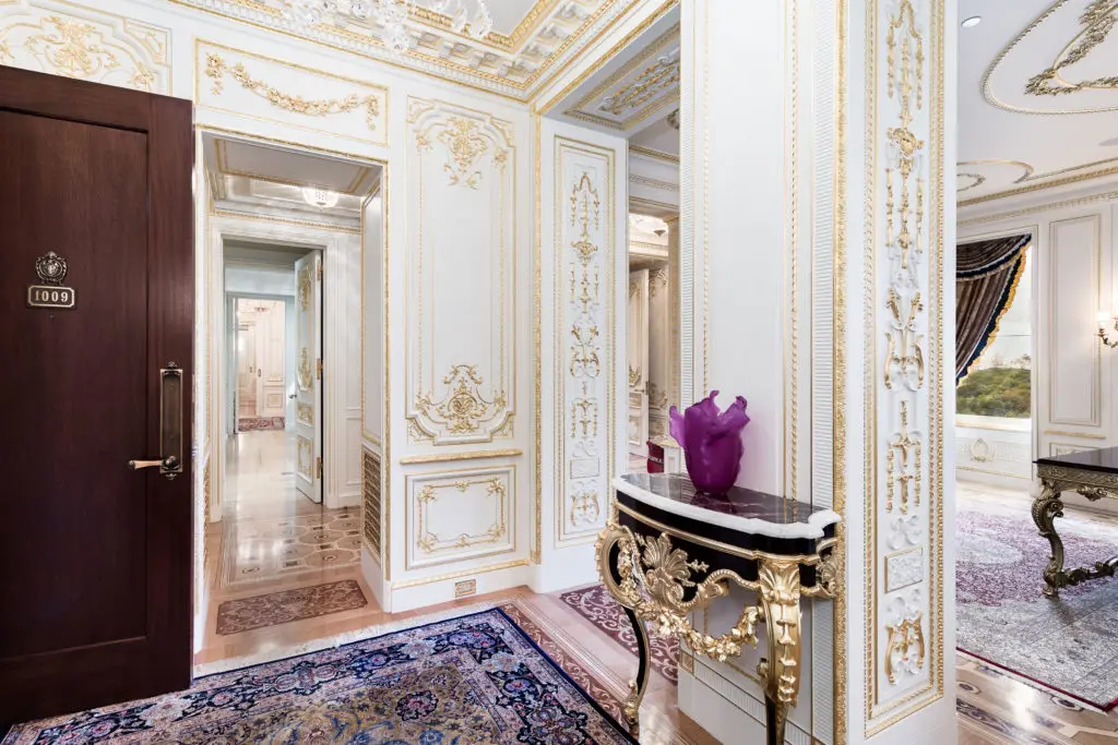 An entry hall (Photo courtesy Douglas Elliman )