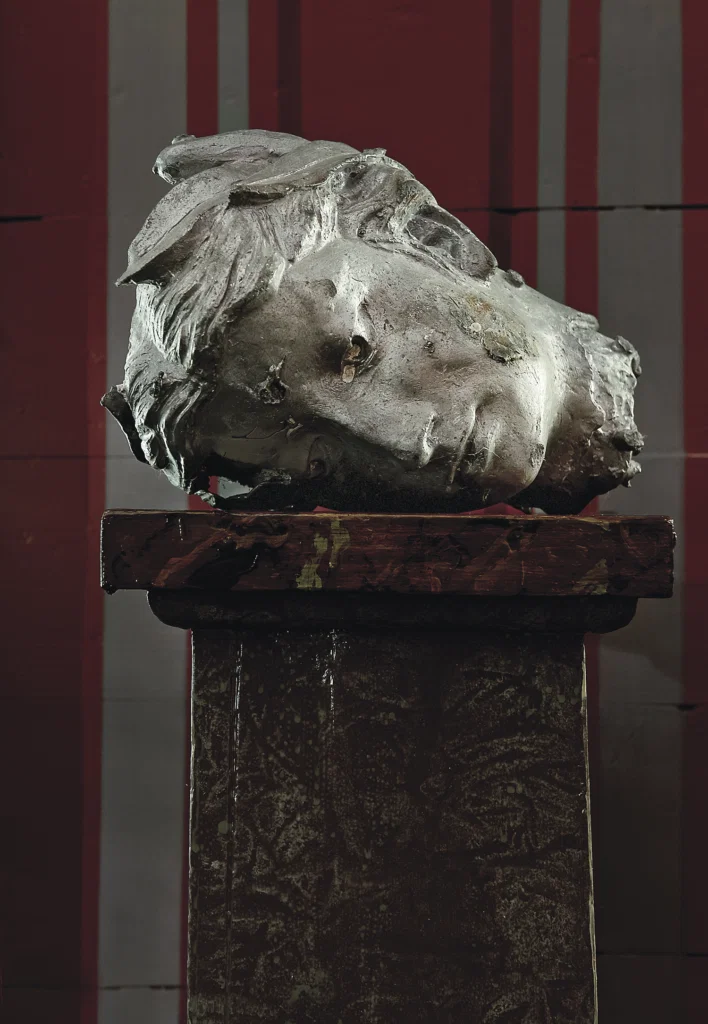 Salle Werner-Vaughn, published September 2012. Photographed by Jenny Antill and Jack Thompson. In artist Sally Werner-Vaughn’s The Palace by the Way bungalow, a Roman-style head cast at United Metalsmiths and gifted to Werner-Vaughn by the foundry’s owner, Tom Cole, rests on a marbleized wooden pedestal painted by the artist. 