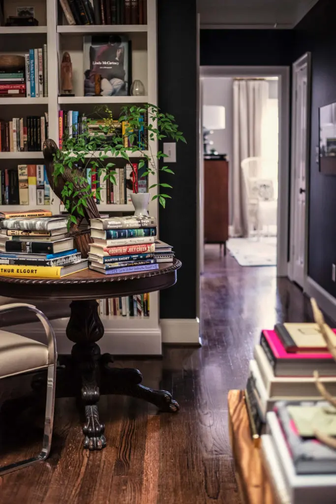 Legendary fashion editor Tracy Achor Hayes' chic Dallas townhouse features custom shelves and a vintage claw-foot table. (photo by Shayna Fontana) 