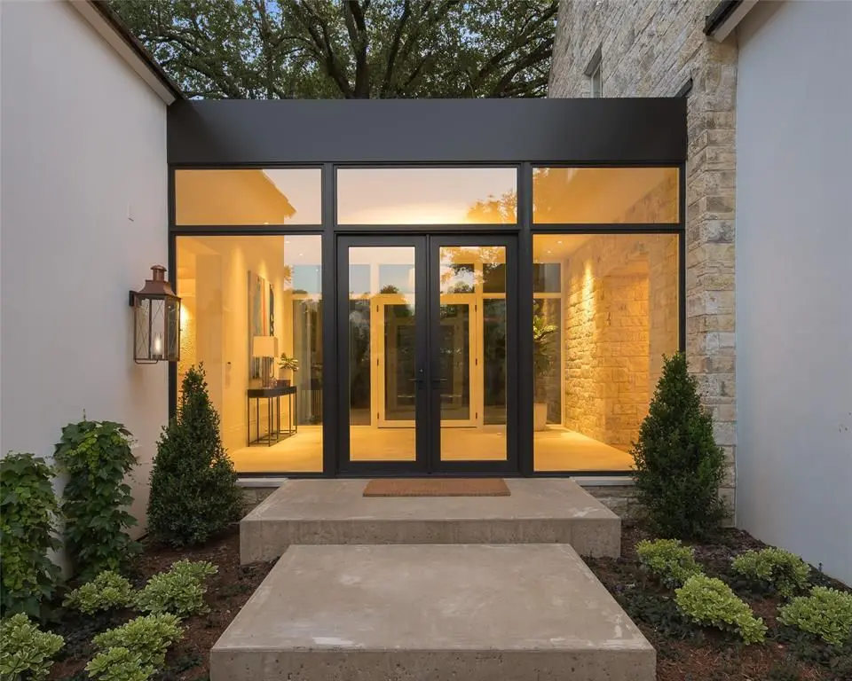 452699522-33 (Photo by Compass Real Estate)