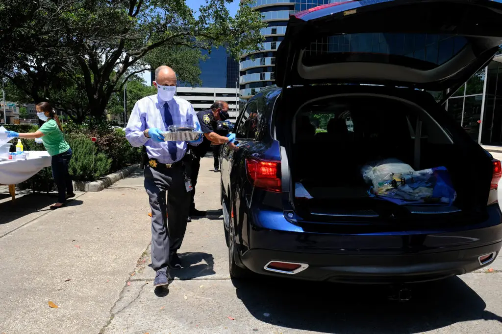 Assistant Chief Deputy Carl Shaw assists in delivering Tony's meals to TEACH families. (Photo by Daniel Ortiz)