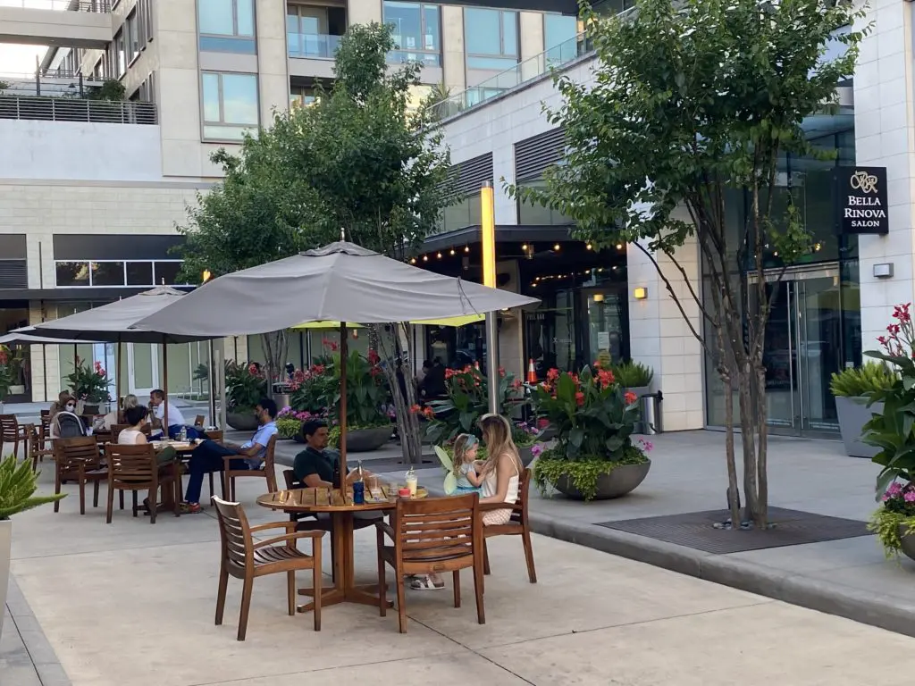 Diners on the patio outside of Hopdoddy in River Oaks District. (Photo by Shelby Hodge)
