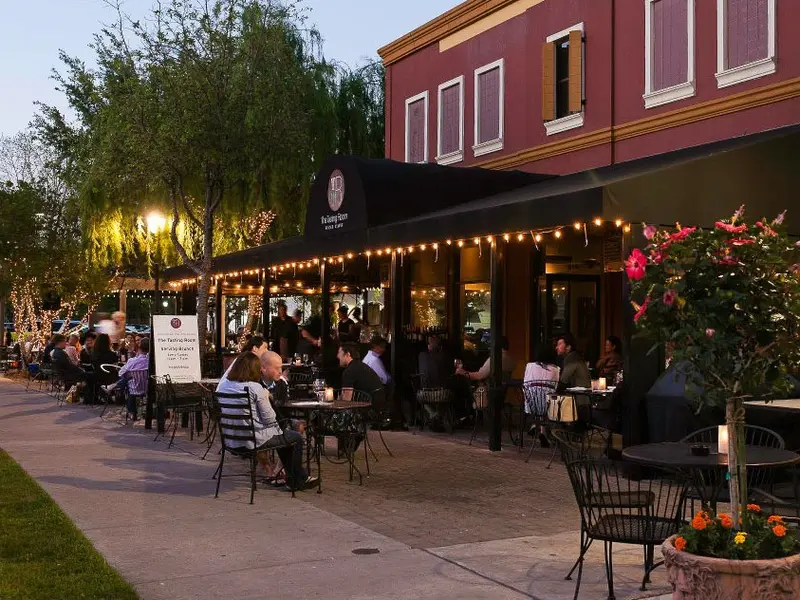 Uptown_Park_Houston_The_Tasting_Room_patio