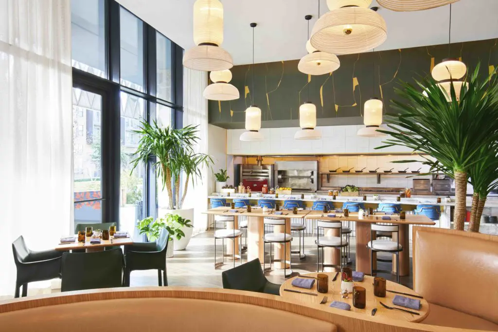 Commons Club is the hotel’s flagship restaurant, bar, and lounge that serves breakfast, lunch, and dinner, so the room had to look bright and cheerful during the day, then convert to dark and sexy at night. Mozersky worked with Porter Teleo on a custom version of their wallcovering Kintsugi, to give the room an interesting art and architectural element. The rice-paper lighting is by Spanish Designer Jaime Hayon, used en masse to create an artistic installation. Classic Cab chairs by Mario Bellini in custom green leather serve as restaurant seating.