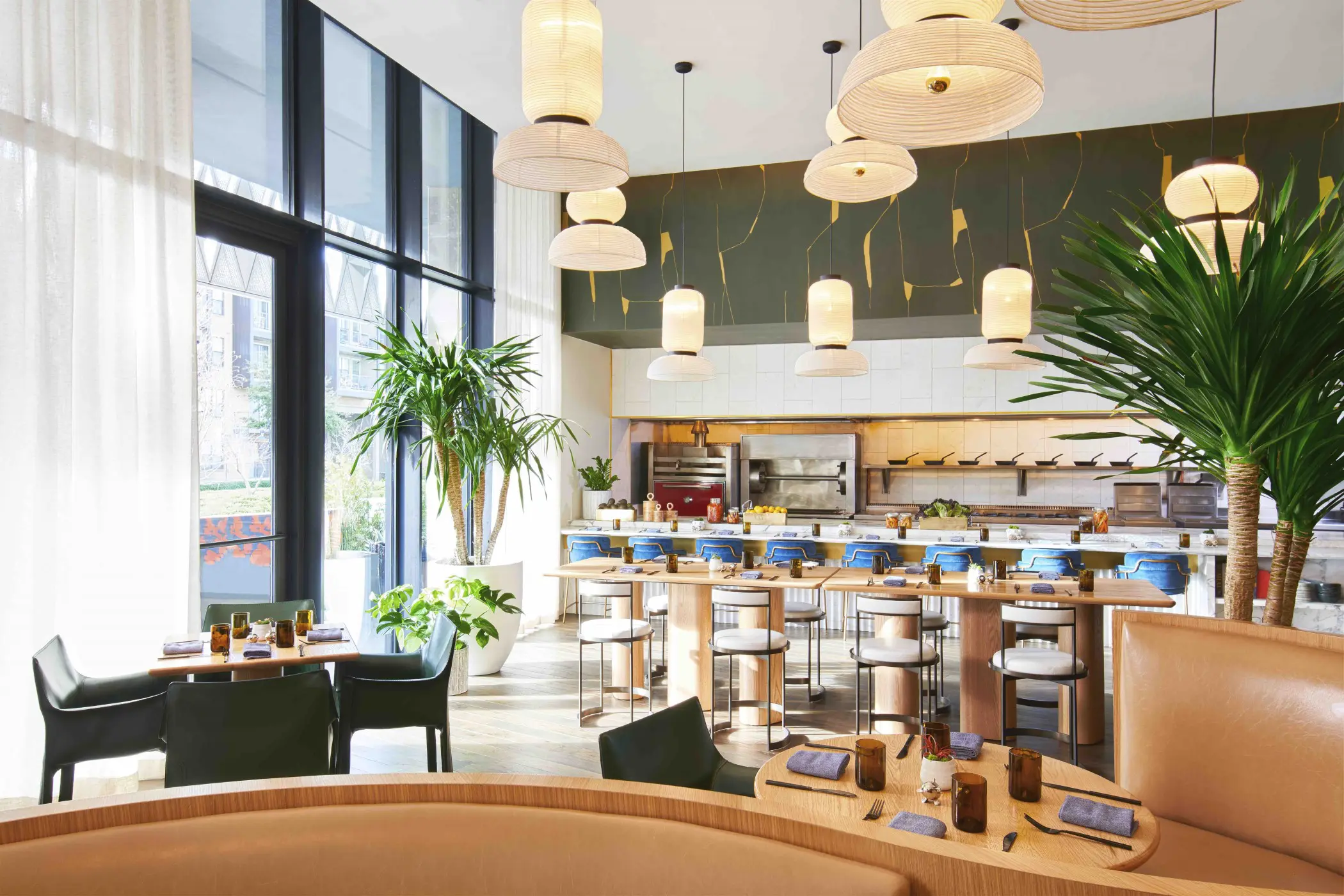 Commons Club is the hotel’s flagship restaurant, bar, and lounge that serves breakfast, lunch, and dinner, so the room had to look bright and cheerful during the day, then convert to dark and sexy at night. Mozersky worked with Porter Teleo on a custom version of their wallcovering Kintsugi, to give the room an interesting art and architectural element. The rice-paper lighting is by Spanish Designer Jaime Hayon, used en masse to create an artistic installation. Classic Cab chairs by Mario Bellini in custom green leather serve as restaurant seating.