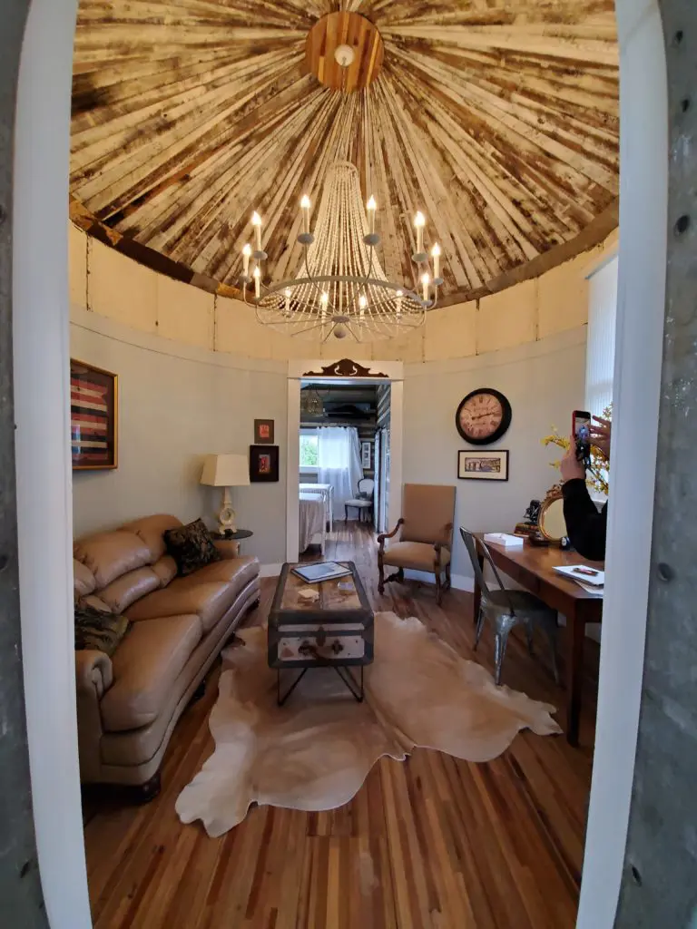 The silo itself serves as the living area of the 700-square-foot guest quarters. Note the remarkable ceiling treatment. (Photo by Shafik I. Rifaat)