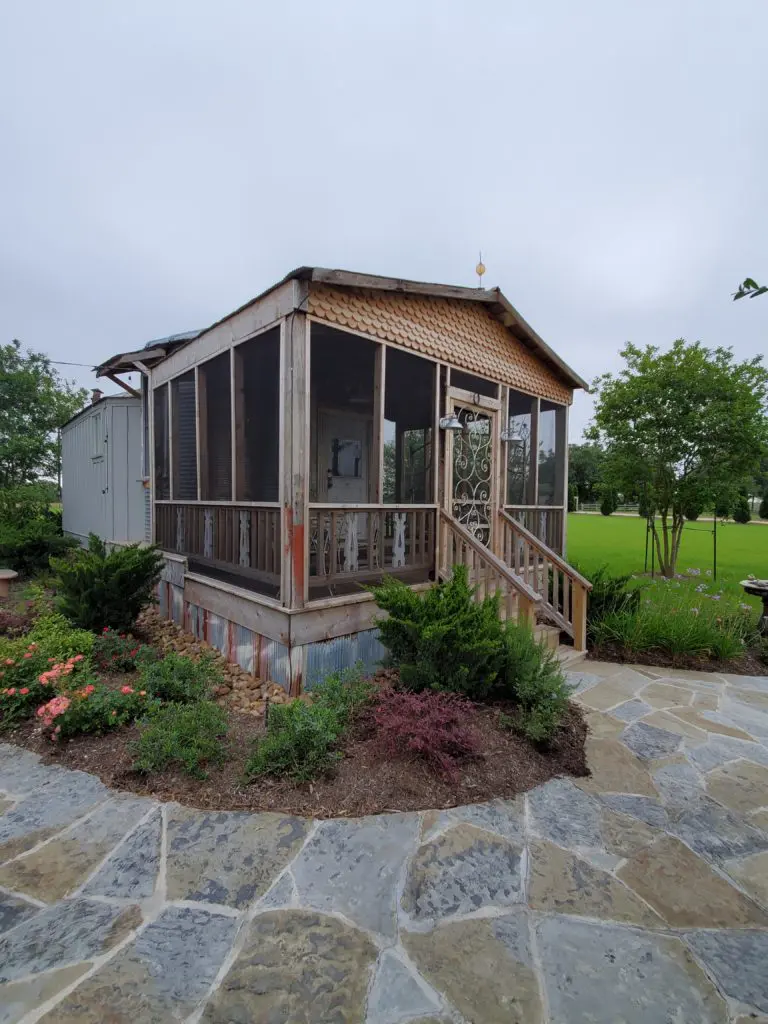 Both silo guesthouses have screen porches reminiscent of grandma's country home. (Photo by Shafik I. Rifaat)