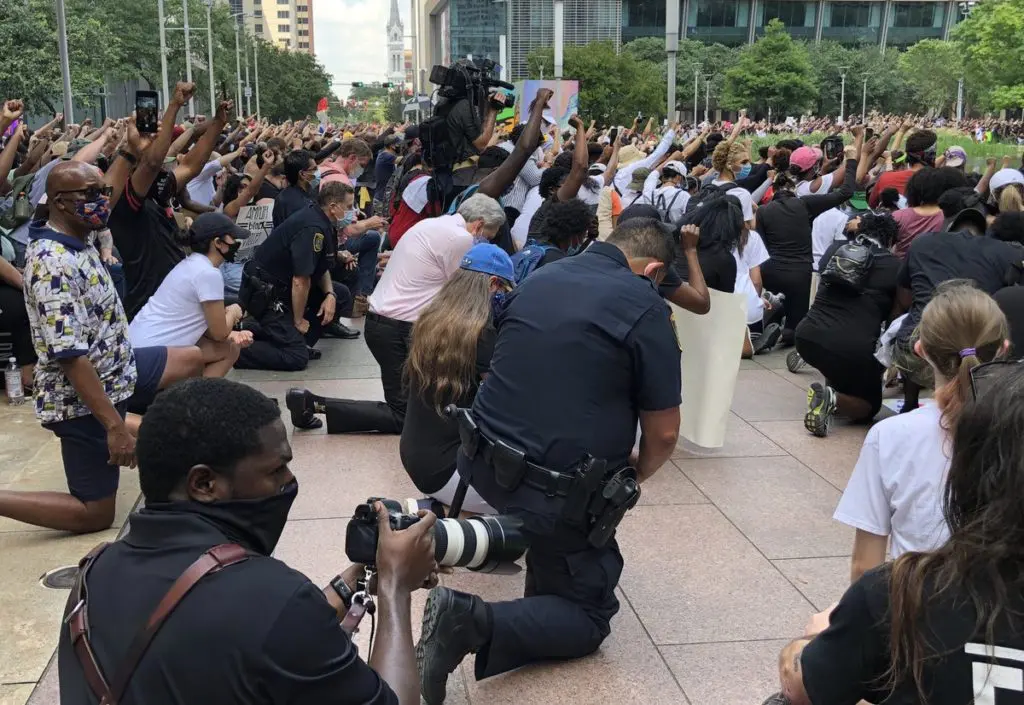 Houston police chief Art Acevedo and other officers knelt with the marchers for 30 seconds of silence before the walking began. (@HoustonPolice)