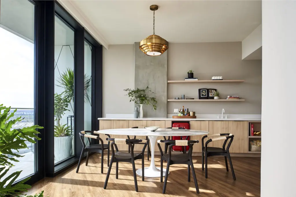 Deluxe Chambers’ iconic mid-20th-century furnishings and custom pieces designed by Swoon include Saarinen tables, Thonet-inspired dining chairs, and a sculptural brass pendant with a mid-century vibe. 