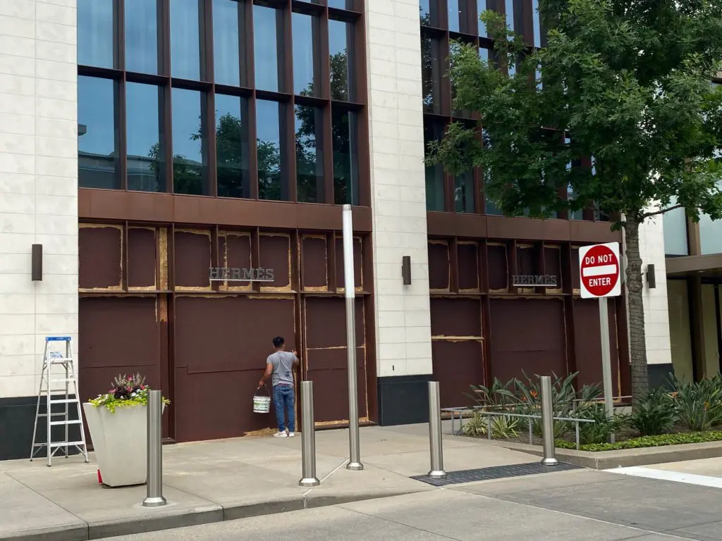 Hermés adds its signature brown to the boarded-up storefront. (Photo by Shelby Hodge)