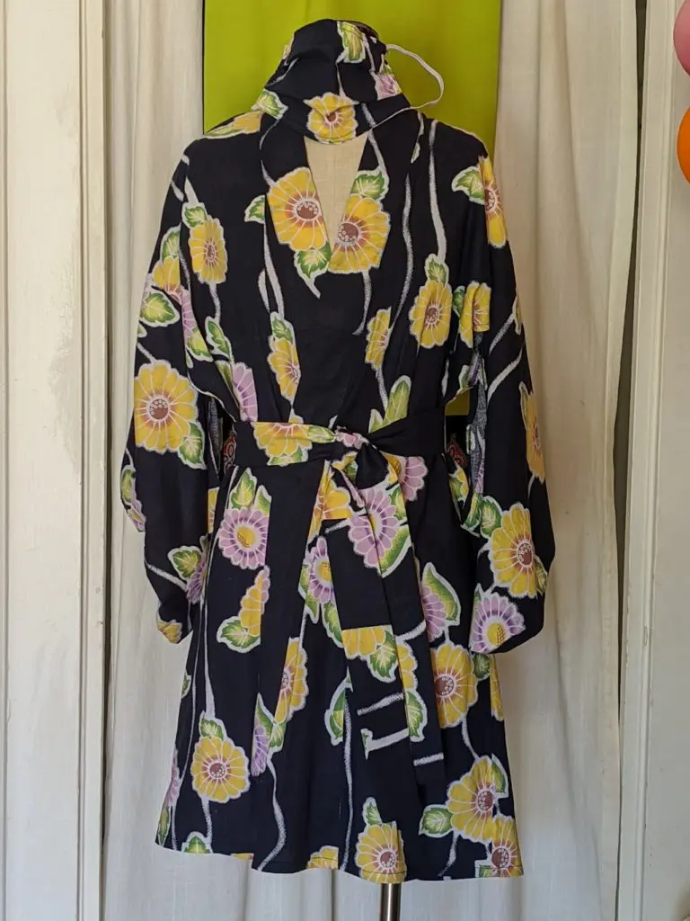 Kimono Zulu sunflower-inspired kimono with matching mask and belt