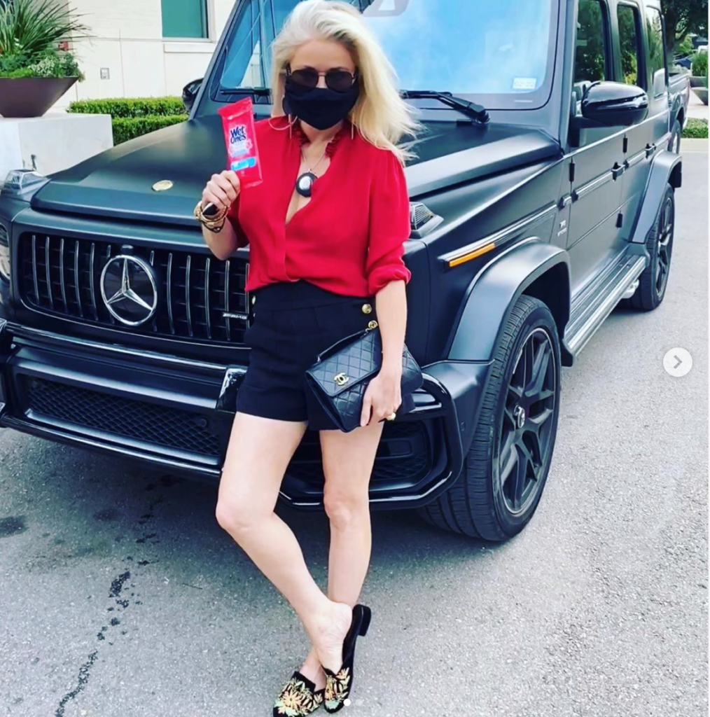 Fashionista and shoe designer Joyce Echols sports a black mask. (Instagram photo)