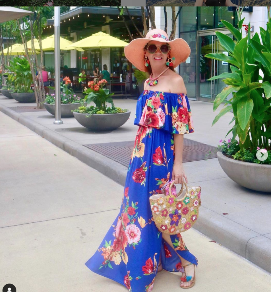 Fashion blogger Beth Muecke in a stylish pose with head-to-toe fashion fun from from @tutucutesmooke