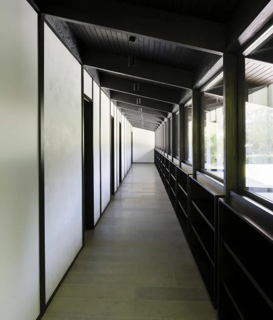 The lengthy hallway connects bedrooms. (Photo by Jack Thompson Photography)
