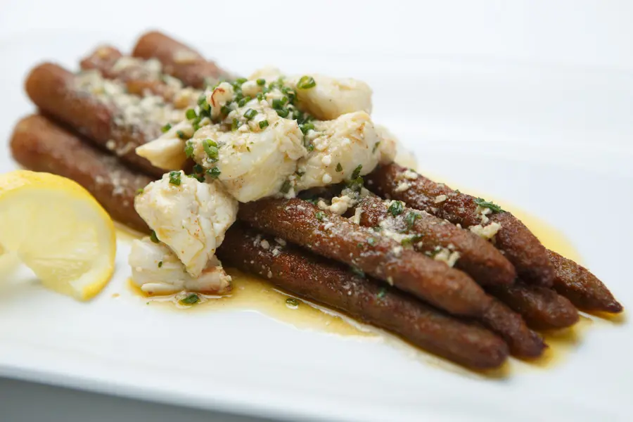 Perry’s signature fried asparagus
with jumbo lump crab.