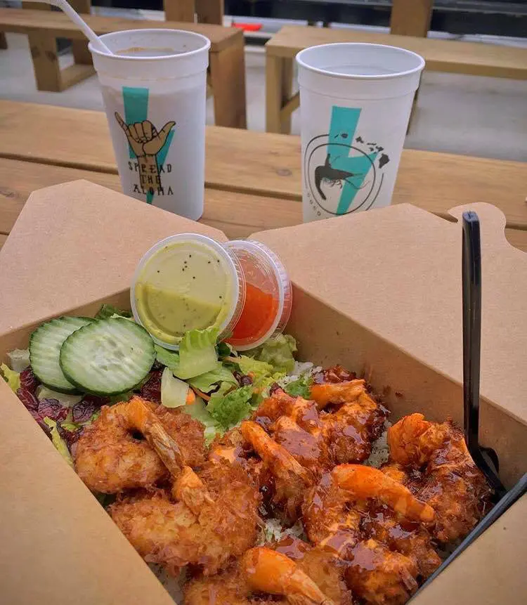 Casual Hawaiian themed shrimp shack with picnic table seating.