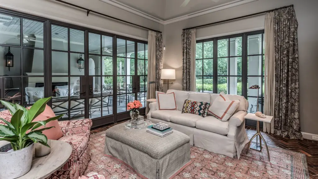Den with a view to the covered loggia.