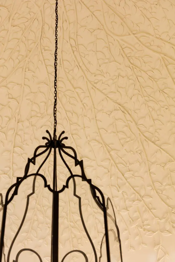 A detail of the hand-carved plaster ceiling in the entry rotunda created by Casci Ornamental Plaster. 