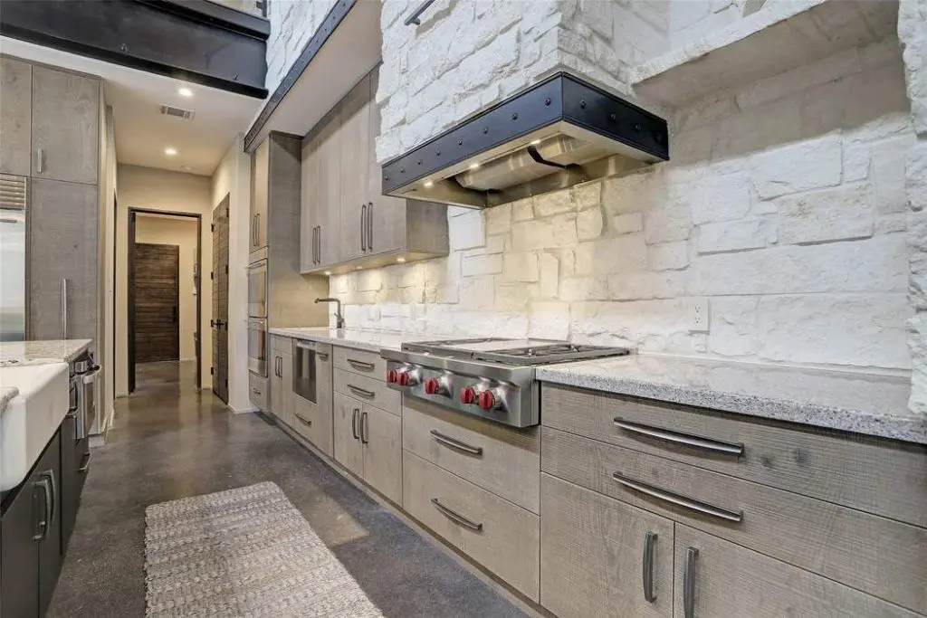 Wood-Mode cabinets, in rough sawn oak with maple veneer interiors, are coupled with Alpina White quartz counters