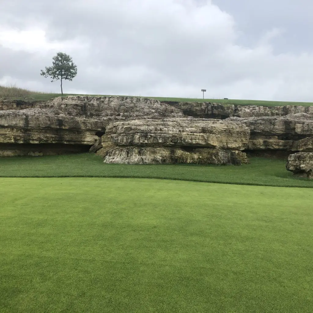 Payne Valley's rock outcroppings add a distinctive look to several holes. (Photo by Chris Baldwin)