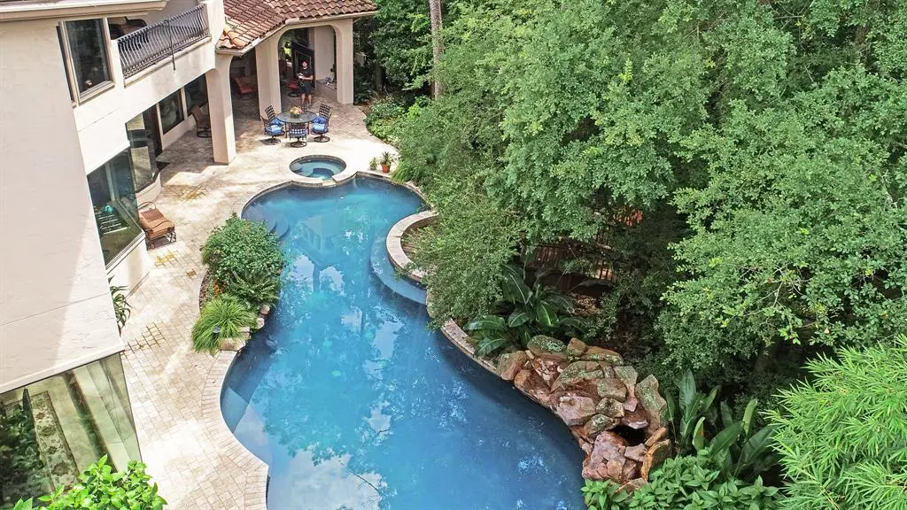 The pool perfect for entertaining. 