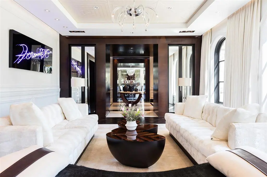 A theme of deep brown and bright white carries throughout the estate. (Photo by Alex Perry, Allie Beth Allman & Assoc.)