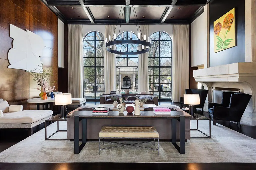 A living area looks out onto a glistening pool. (Photo by Alex Perry, Allie Beth Allman & Assoc.)