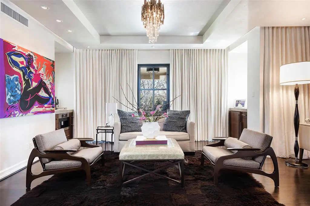 A seating area in one of four bedroom suites. (Photo by Alex Perry, Allie Beth Allman & Assoc.)