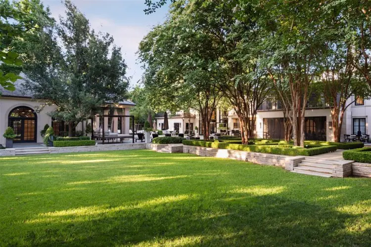 One of several private courtyards. (Photo by Alex Perry, Allie Beth Allman & Assoc.)