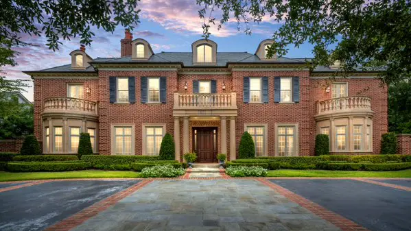 Georgian architecture on Farnham Park.