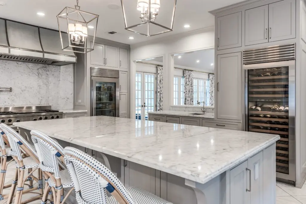 Green Tree – Gourmet kitchen with glass wine cooler