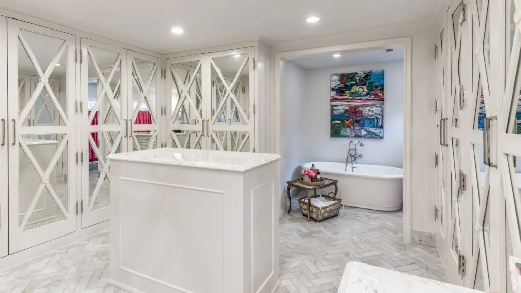 The master bath's soaking tub.