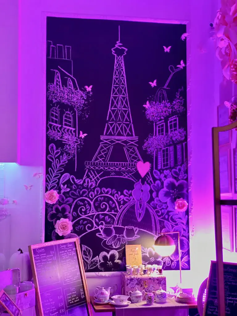 A reminder of Paris at Café Poêtes