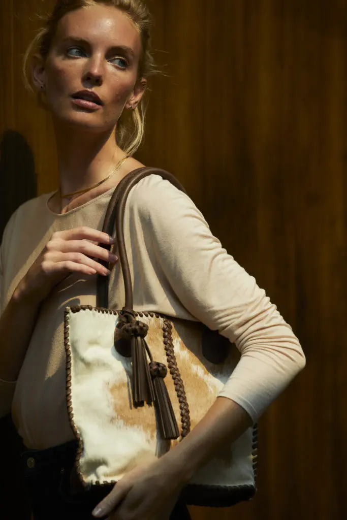 The Guayaca Cuero Argentino brand by sisters Juliana and Milagros Céliz offers one-of-a-kind, high quality, hand-stitched handbags using a variety of leathers and hides.

