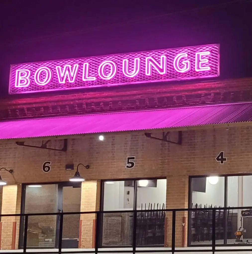 Bowlounge opens in Fort Worth.
