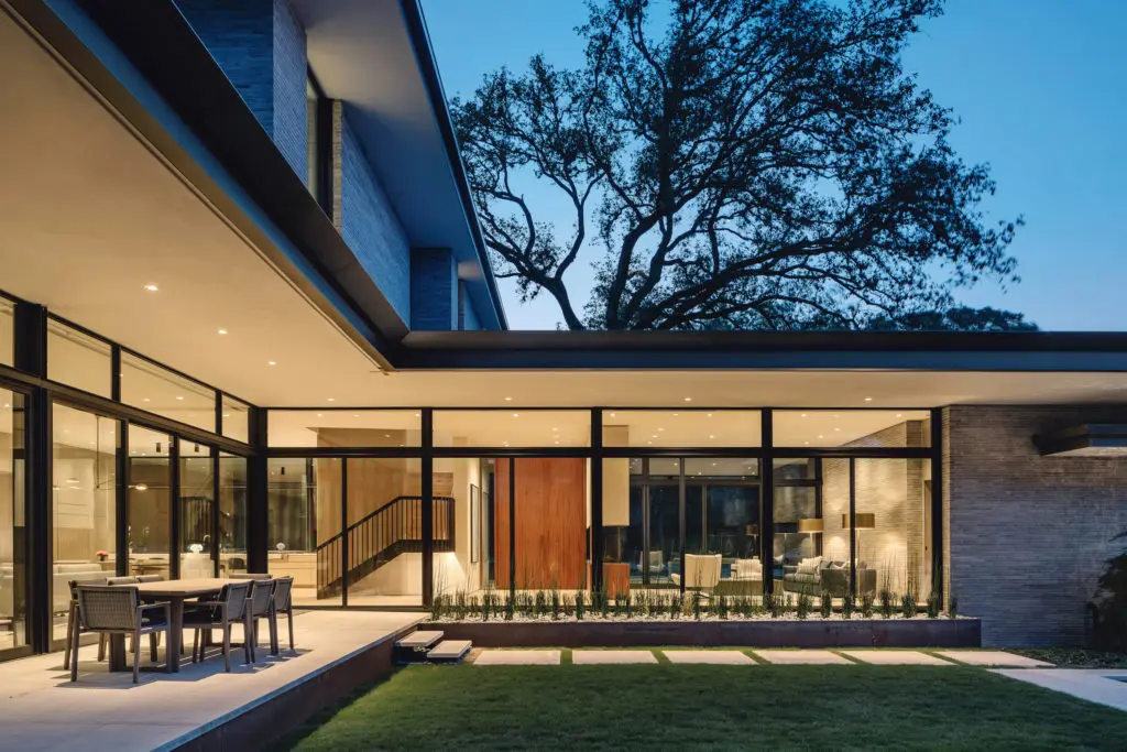 Ample glass walls in this Michael Hsu-designed residence segue the indoors to the out, uniting both realms as a continuous space. (Photo by Chase Daniel)