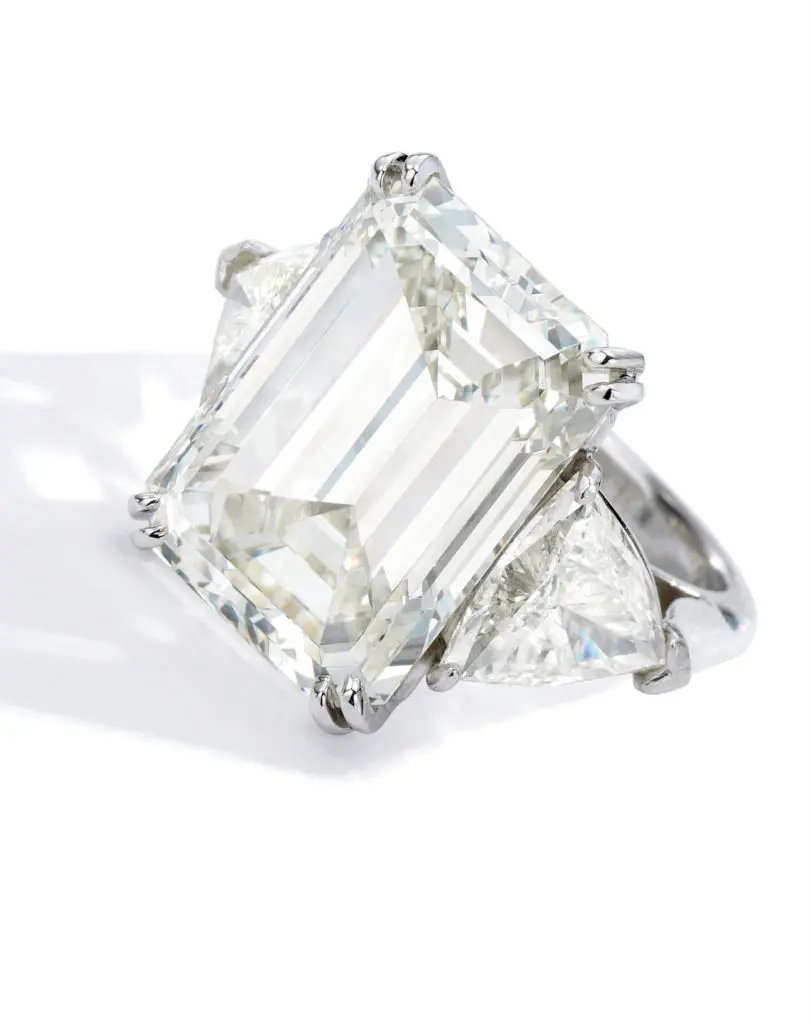<b>Diamond Ring</b>
Centering an emerald-cut diamond weighing 21.26 carats, flanked by two triangle-shaped diamonds
Estimate $250/350,00
