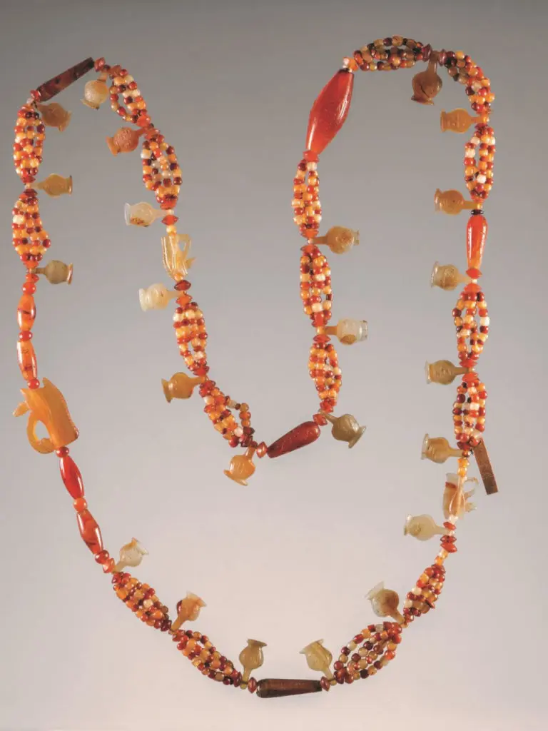 Bead and amulet necklace made of quartz, lapis lazuli, carnelian, and amphibolite.