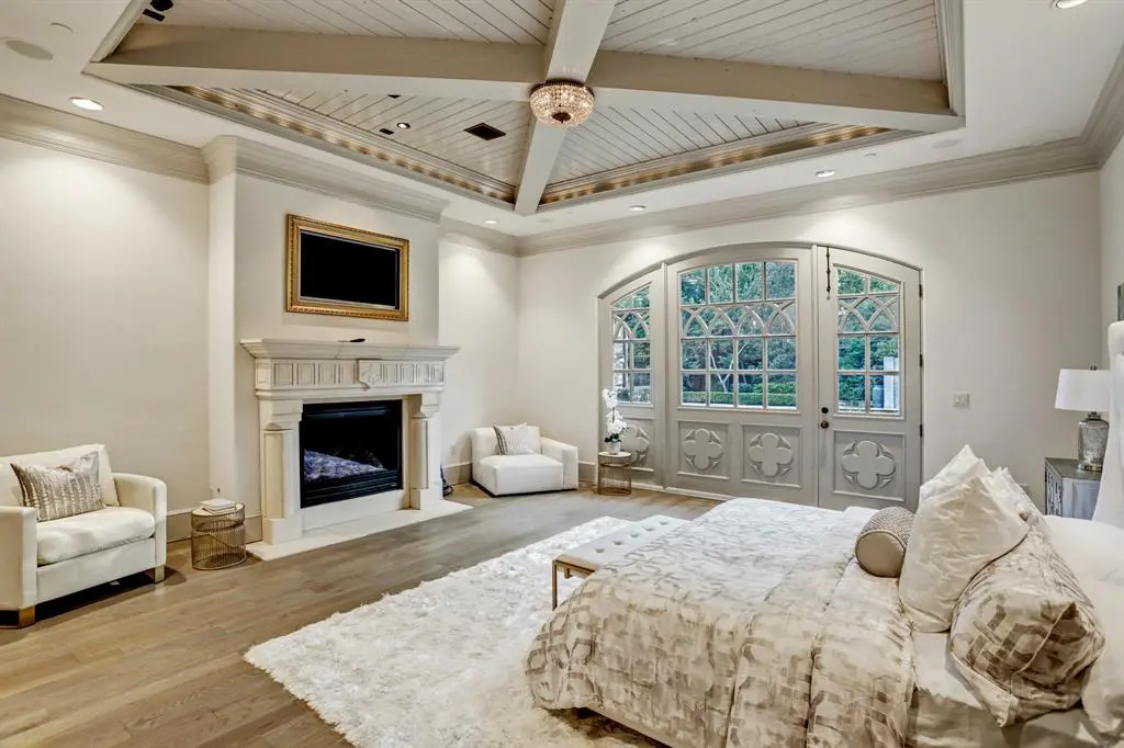 Sale of the 9,327 sq.ft. home at 405 Lindenwood Drive was among the most expensive in Houston in November.